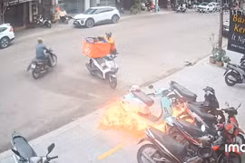 Đối tượng điều khiển xe máy rời khỏi hiện trường ngay sau khi ném bom xăng tự chế. Ảnh chụp từ clip