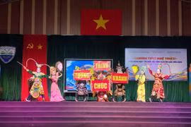 Chương trình là cơ hội để học sinh tiếp cận, tìm hiểu các loại hình nghệ thuật truyền thống. Ảnh: Lam Nguyên