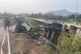 Xe đầu kéo chở gạch trên quốc lộ 19 tông vào thành cầu Đồng Xiêm, rơi xuống suối và cháy cabin.