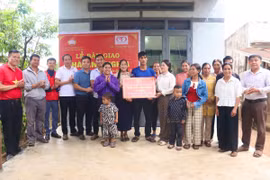 Xã Hra bàn giao 10 căn nhà tình nghĩa cho các hộ có hoàn cảnh khó khăn