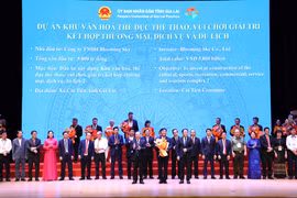 Các đồng chí lãnh đạo tỉnh trao chủ trương đầu tư và giấy chứng nhận đầu tư cho các nhà đầu tư. Ảnh: Tiến Sỹ