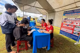 Đại diện hệ thống đào tạo ngôn ngữ và cung ứng nguồn nhân lực Quốc tế Power Plus Education tư vấn du học cho đoàn viên xã Ia Băng. Ảnh: Đinh Yến