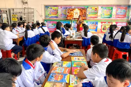 Gần 100 học sinh Trường THCS Phạm Hồng Thái (phường Pleiku) tham gia ngoại khóa đọc sách sáng 22-9. Ảnh: P.D