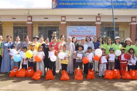 Bàn giao giếng nước, nhà vệ sinh, trao quà cho học sinh ở Ia Phí và An Phú