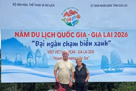 Băng rôn quảng bá Năm Du lịch quốc gia cùng bộ nhận diện được đặt ngay đường lên núi lửa Chư Đang Ya để giới thiệu với du khách trong và ngoài nước . Ảnh: Minh Châu
