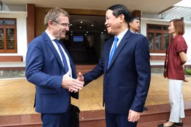 Chủ tịch UBND tỉnh Phạm Anh Tuấn (hàng đầu bên phải) đón tiếp nhà đầu tư nước ngoài. Ảnh: Tiến Sỹ