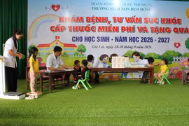 Đội ngũ y, bác sĩ Bệnh xá Đoàn Kinh tế - Quốc phòng 74 khám cho trẻ em ở các điểm Trường Mầm non Hoa Hồng.