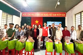 Trao 100 suất quà cho hộ nghèo, cận nghèo xã Chư Prông. Ảnh: Quốc Linh