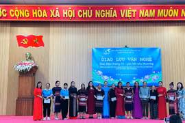 Hội viên, phụ nữ có hoàn cảnh khó khăn nhận quà hỗ trợ