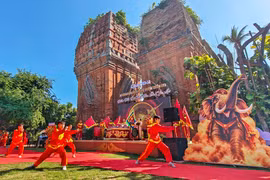 Biểu diễn võ cổ truyền Bình Định trên nền nhạc trống trận Tây Sơn hào hùng. Ảnh: Ngọc Nhuận
