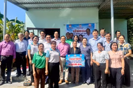 An Nhơn Bắc bàn giao 2 nhà Đại đoàn kết cho hộ cận nghèo