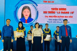 Chị Nguyễn Huỳnh Gia Hân (thứ 2 từ trái sang) được Hội LHTN Việt Nam tỉnh Gia Lai trao tặng giải thưởng “15 tháng 10”. Ảnh: M.N