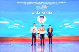 Em Nguyễn Tiến Anh (ở giữa) đạt giải nhất Hội thi Tin học trẻ toàn quốc lần thứ XXXII - 2026. Ảnh: NVCC