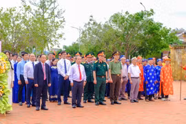 Lãnh đạo tỉnh cùng đại biểu dự lễ dâng hương Tượng đài Hoàng đế Quang Trung tại di tích An Khê Trường. Ảnh: Ngọc Nhuận