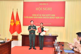 Quân đoàn 34 trao quyết định tuyển dụng QNCN cho vợ Thượng sĩ Kpă Thiêp.