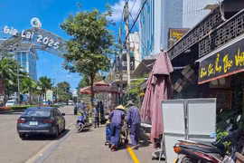 Kẻ vạch sơn trên tuyến đường Hai Bà Trưng (phường Diên Hồng) để ưu tiên không gian cho người đi bộ. Ảnh: Minh Châu