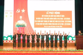 Đại diện các cơ quan, đơn vị ký giao ước và thể hiện quyết tâm thi đua. Ảnh: Vĩnh Hoàng