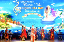 Thí sinh Đặng Thị Tường Vy (phường Diên Hồng) đoạt giải nhất Cuộc thi Giọng hát hay tỉnh Gia Lai lần thứ I, năm 2026 với phần thể hiện ca khúc Ngọn lửa cao nguyên. Ảnh: Ngọc Nhuận