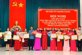 Mang Yang khen thưởng 19 tập thể, cá nhân tiêu biểu học tập và làm theo gương Bác 