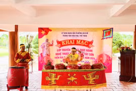 Nghệ nhân ưu tú Nguyễn Thị Thuận biểu diễn Nghệ thuật trống trận Tây Sơn. Ảnh: Thế Huynh