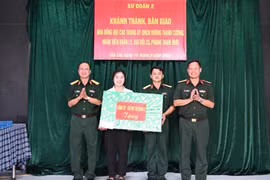Lãnh đạo Sư đoàn 2 tặng quà cho gia đình Trung úy Vương Thanh Cương.