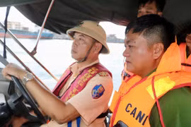 Tập huấn kỹ năng điều khiển xuồng máy cho cán bộ, chiến sĩ công an nhân dân