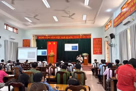 Gần 200 cán bộ, công chức, viên chức xã Bình Khê tập huấn ứng dụng AI. Ảnh: Úc Ly