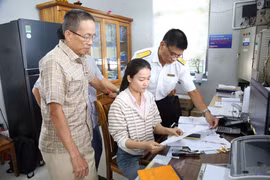 Thuế tỉnh hướng dẫn cơ sở kinh doanh xăng dầu xuất và lưu hóa đơn sau mỗi lần xuất bán xăng dầu. Ảnh: Tiến Sỹ