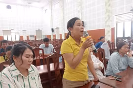 Đối thoại giữa người đứng đầu cấp ủy, chính quyền xã Phú Túc với nhân dân. Ảnh: Nguyễn Chi