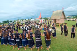 Lễ cúng Mừng nhà rông mới được bà con làng Bi Giông phục dựng tại “Đêm hội Cồng chiêng xã Pờ Tó” lần thứ 2 - 2026.