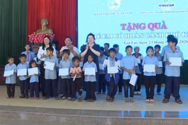 Hội LHPN tỉnh Gia Lai tặng quà cho 100 trẻ em khó khăn ở 4 xã biên giới