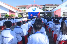 Gần 1.300 học sinh Trường THPT Pleiku tham gia Chiến dịch "Không một mình" 