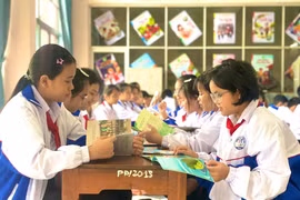 Các em học sinh đọc sách tự chọn tại buổi ngoại khóa. Ảnh: Lam Nguyên