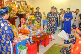 Đọc chúc văn khấn cáo giỗ Tổ nghiệp sân khấu truyền thống. Ảnh: Ngọc Nhuận