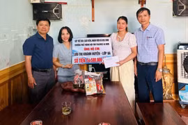 Đại diện Trường Phổ thông Nội trú Tiểu học và Trung học cơ sở Ia Dom trao tiền hỗ trợ gia đình em Lưu Thị Khánh Huyền. Ảnh: ĐVCC