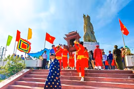 Đoàn rước giác linh Đức Thánh Trần về nhập điện tại Đền thờ Anh hùng dân tộc Trần Hưng Đạo. Ảnh: Ngọc Nhuận