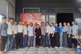 Bàn giao nhà Đại đoàn kết cho gia đình ông Nguyễn Hữu Đằng