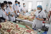 Địa phương mạnh tay ‘đặt hàng’ bác sĩ: Miễn học phí, hỗ trợ sinh hoạt để đổi lấy cam kết trở về