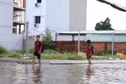 Mưa lớn, ngập sâu: Khi nào trường có thể cho học sinh học trực tuyến?