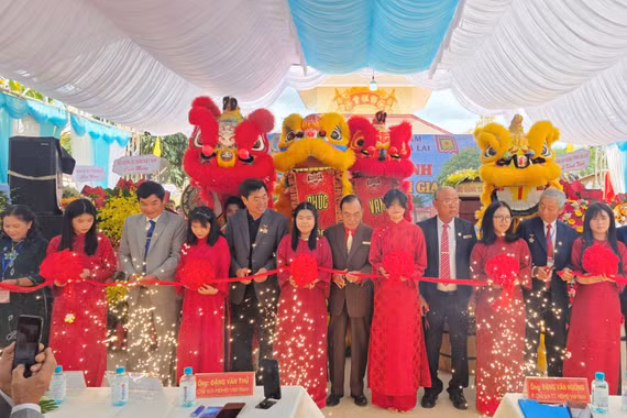 Các đại biểu thực hiện nghi thức cắt băng khánh thành nhà thờ họ Đặng tỉnh Gia Lai. Ảnh: Hoàng Hoài