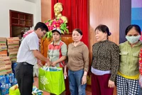 Người dân xã Tuy Phước Tây nhận quà hỗ trợ.