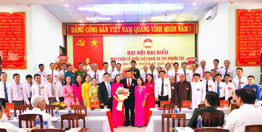 Uỷ ban MTTQ Việt Nam xã khóa I ra mắt Đại hội. Ảnh: Hải Dương dai-hoi-mttq-xa-tuy-phuoc-tay3.jpg