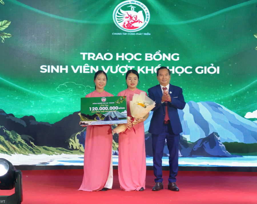 trao-hoc-bong-cho-sinh-vien-co-hoan-canh-kho-khan.jpg