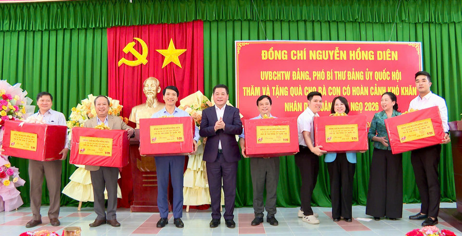 pho-bi-thu-dang-uy-quoc-hoi-nguyen-hong-dien-tang-qua-tinh-uy-hdnd-ubnd-uy-ban-mttq-viet-nam-doan-dai-bieu-quoc-hoi-tinh.jpg