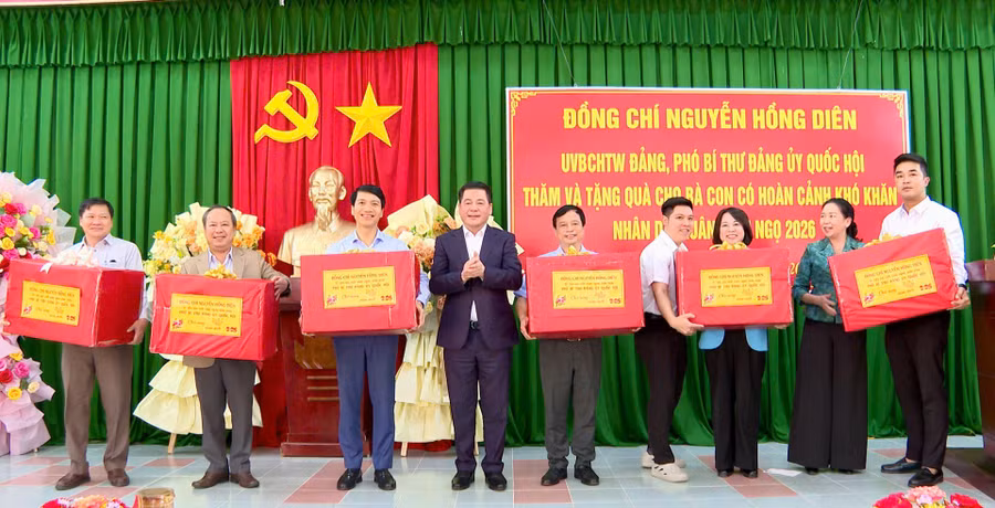 pho-bi-thu-dang-uy-quoc-hoi-nguyen-hong-dien-tang-qua-tinh-uy-hdnd-ubnd-uy-ban-mttq-viet-nam-doan-dai-bieu-quoc-hoi-tinh.jpg
