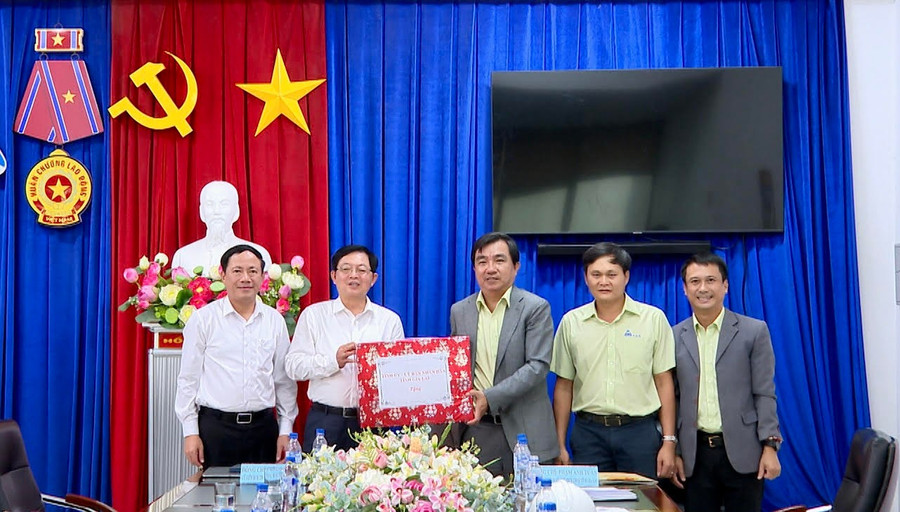 Bí thư Tỉnh ủy Hồ Quốc Dũng tặng quà cán bộ, nhân viên Nhà máy Đường An Khê. Ảnh: Nhật Trường unnamed.jpg