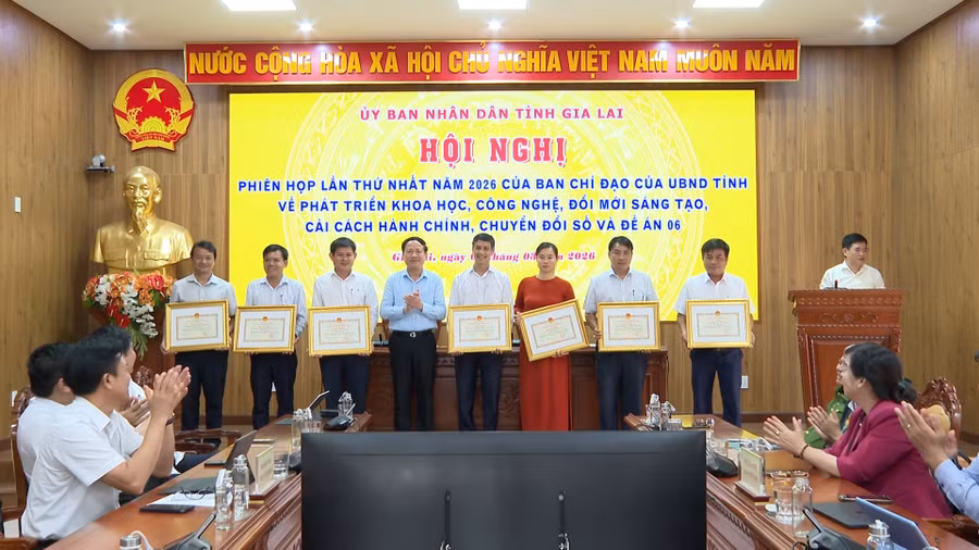 khen-thuong-cac-tap-the-ca-nhan-co-thanh-tich-trong-trien-khai-thuc-hien-de-an-06-va-cai-cach-thu-tuc-hanh-chinh.jpg