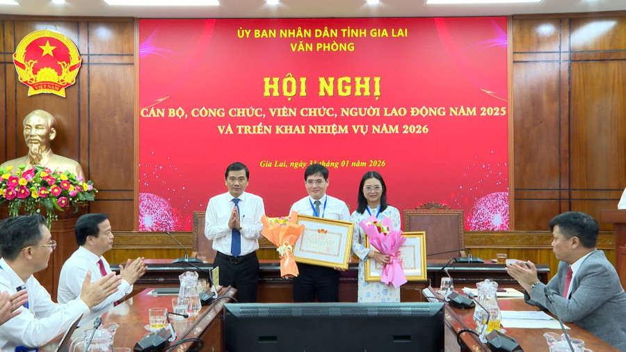 lanh-dao-van-phong-ubnd-tinh-trao-bang-khen-cua-chu-tich-ubnd-tinh-cho-cac-tap-the-ca-nhan-1.jpg