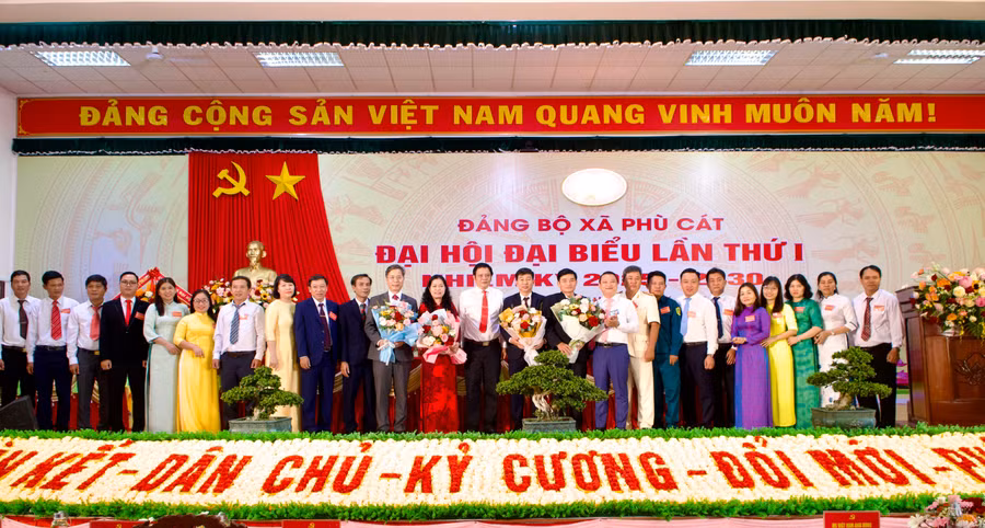 anh-4-ban-chap-hanh-dang-bo-xa-phu-cat-nhiem-ky-2025-2030-ra-mat-tai-dai-hoi.jpg