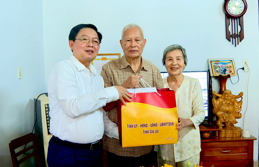 Bí thư Tỉnh ủy Hồ Quốc Dũng đến thăm thương binh Võ Nhỏ (phường Diên Hồng). Ảnh: Nhật Trường img-5640.jpg